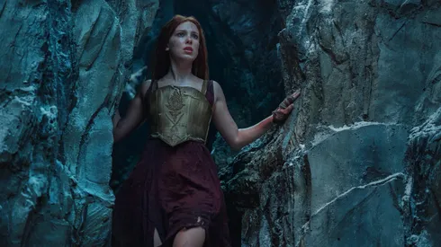 Millie Bobby Brown da vida a Elodie.