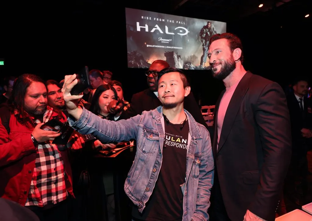 Imagen del actor Pablo Schreiber conviviendo con los fans de la serie en febrero de este 2024. Imagen: Getty Images.