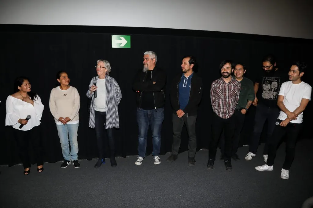 La productora mexicana Lynn Fainchtein habla con Marcelina Bausitsta (I) y Miembros de Sonido Gallo Negro (D) durante un Q&amp;A para Romaton en Cinemex Antara Polanco, el 08 de febrero de 2019 en la Ciudad de México, México. Imagen: Getty Images.