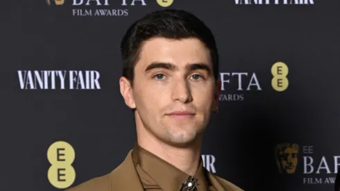 George Rexstrew interpreta a “Edwin” en ‘Los detectives difuntos’ de Netflix