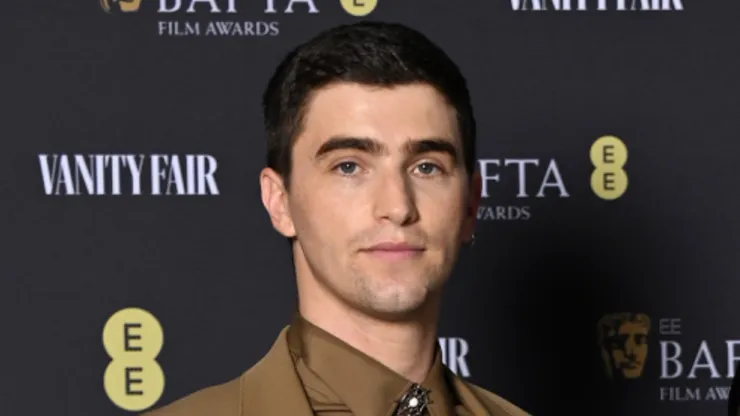 George Rexstrew interpreta a “Edwin” en ‘Los detectives difuntos’ de Netflix