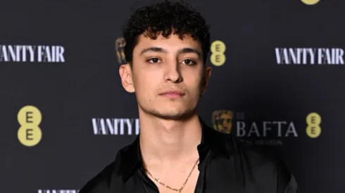 Jayden Revri es “Charles” en ‘Los detectives difuntos’ de Netflix