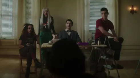 Reparto de 'Los detectives difuntos' de Netflix