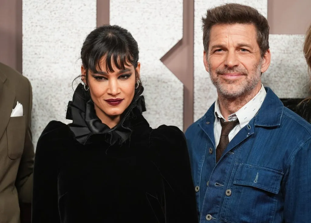 Sofia Boutella y Zack Snyder asisten a la fiesta de lanzamiento de Rebel Moon – Parte 2: La guerrera que deja cicatrices de Netflix, en el Knockdown Center el 03 de abril de 2024 en Queens, Nueva York. Imagen: Getty Images.