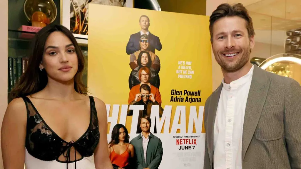 Adria Arjona y Glen Powell junto al poster del film. (IMDb)