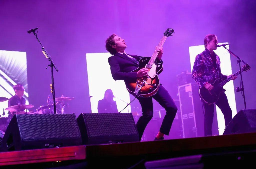 Daniel Kessler y Paul Banks están listos para sacudir al Zócalo con su música este sábado 20 de abril. Imagen: Getty Images.