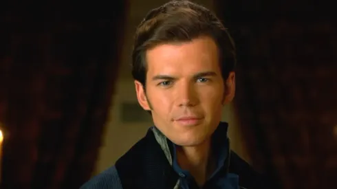 Luke Newton interpreta a Colin en 'Bridgerton' de Netflix