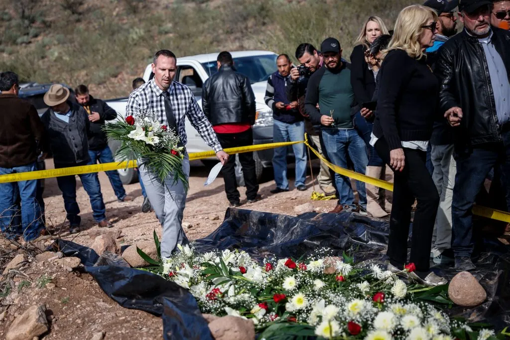 Bryan LeBaron, familiar de las víctimas lleva flores y claveles al lugar del ataque durante el día de la reunión privada con el presidente de México Andrés Manuel López Obrador en La Mora el 12 de enero de 2019 en Bavispe, Sonora. Imagen: Getty Images.