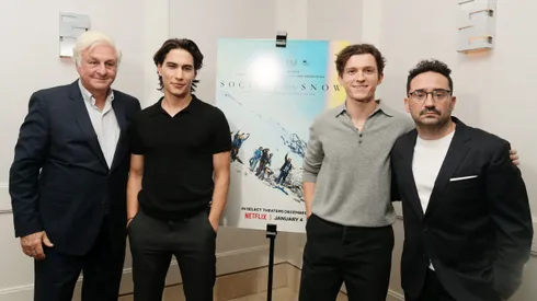 Roberto Canessa, a la izquierda, posa junto a los actores Enzo Vogrincic, Tom Holland y el director J. A. Bayona, en el estreno de la película La Sociedad de la Nieve.
