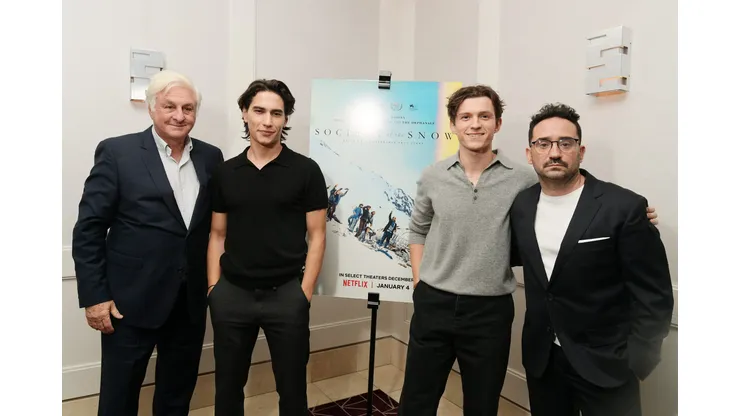 Roberto Canessa, a la izquierda, posa junto a los actores Enzo Vogrincic, Tom Holland y el director J. A. Bayona, en el estreno de la película La Sociedad de la Nieve.