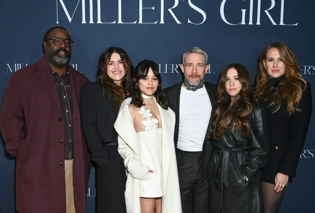 De izquierda a derecha: Bashir Salahuddin, Jade Bartlett, Jenna Ortega, Martin Freeman, Gideon Adlon y Mary-Margaret Kunze, asisten a la proyección de Miller’s Girl, en el Festival Internacional de Cine de Palm Springs el 11 de enero de 2024, en Palm Springs, California. Imagen: Getty Images.