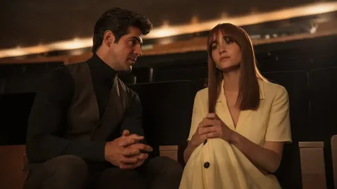 Una de las escenas complicadas de Pared con Pared, la película de Netflix.