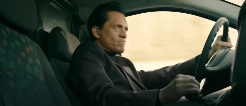 La cinta nos mantiene sujetos del asiento con sus altas dosis de acción y espionaje. Imagen: @VerticeCine.