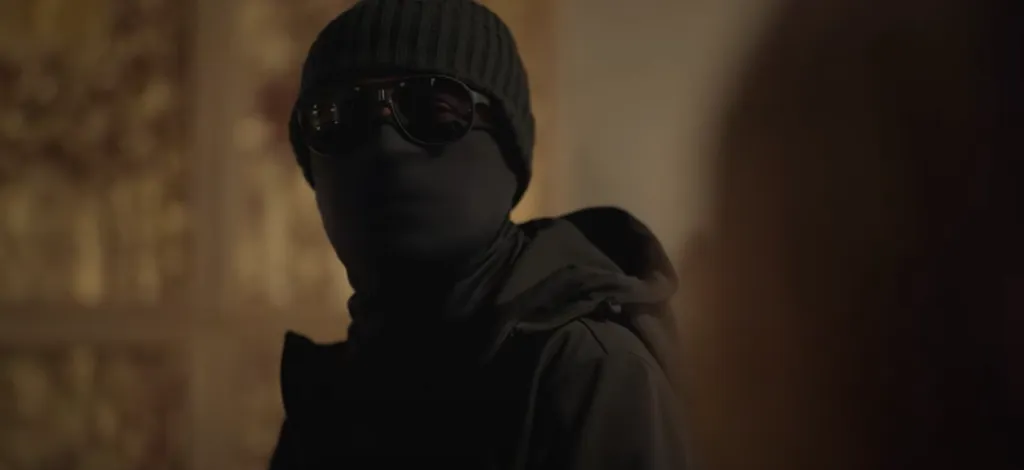 Este personaje y sus cómplices no buscan dinero, sino que quieren una confesión que estremecerá a una familia completa. Imagen: @SonypicturesMexicoOficial.