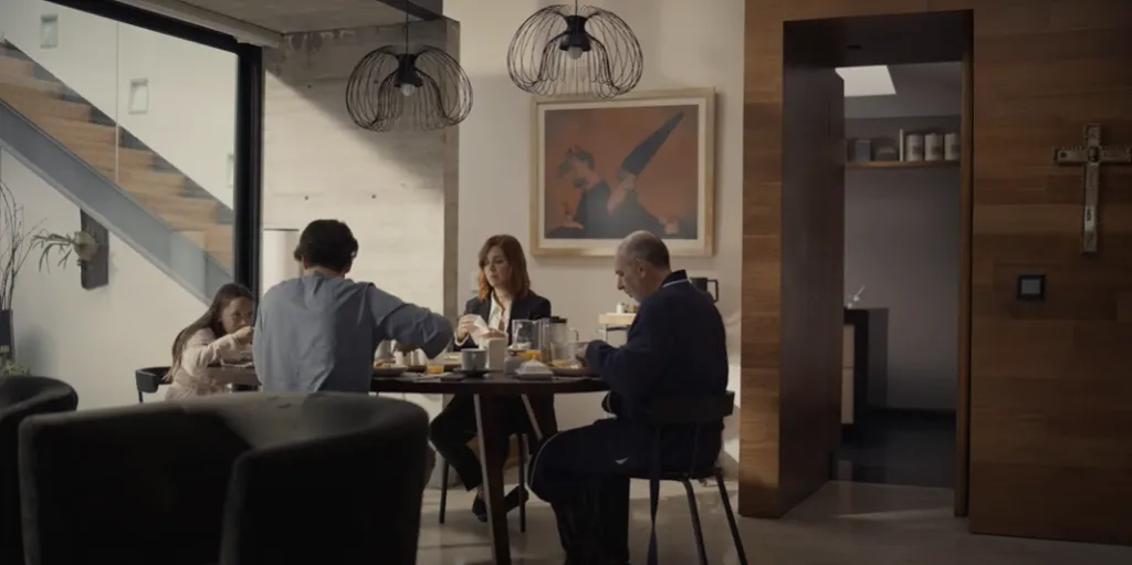 La familia perfecta no existe y en Confesiones, lo descubriremos de una forma cruda. Imagen: @SonypicturesMexicoOficial.