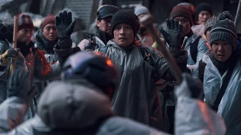 Una de las escenas más tensas de Sobrevivientes después del terremoto, el estreno coreano de Prime Video.