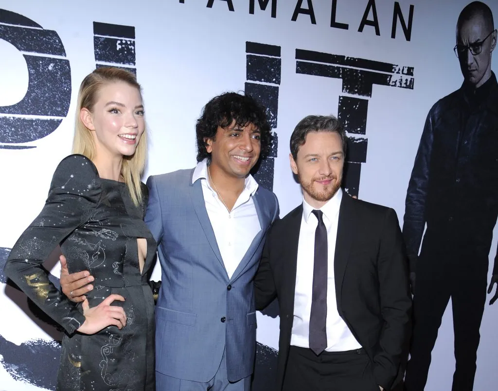 La actriz Anya Taylor-Joy, el director, guionista y productor M. Night Shyamalan y el actor James McAvoy asisten al estreno de Fragmentado en Nueva York, en el teatro SVA, el 18 de enero de 2017 en Nueva York. Imagen: Getty Images.