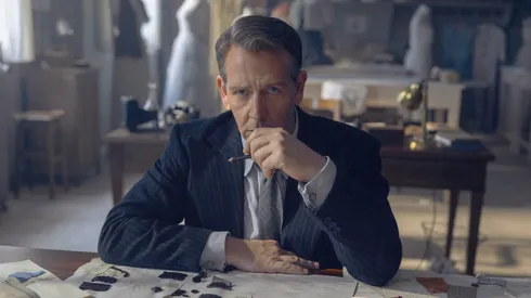 Por qué ver The New Look en Apple TV+