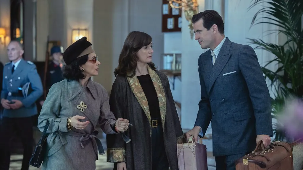 Binoche, Mortimer y Claes Bang. (IMDb)