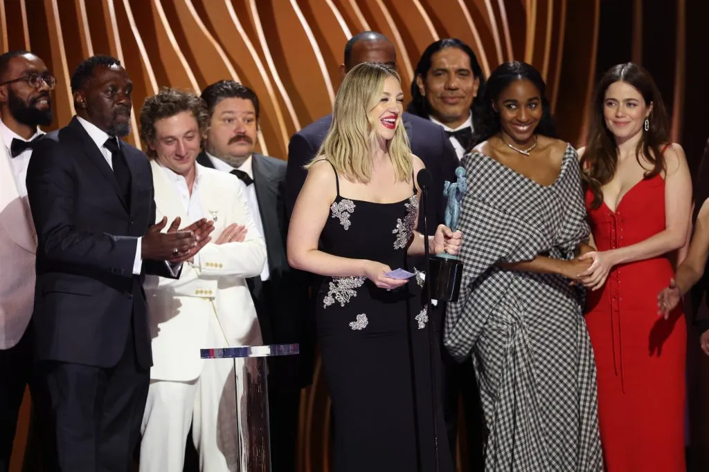Corey Hendrix, Edwin Lee Gibson, Jeremy Allen White, Matty Matheson, L-Boy, Abby Elliott, Ayo Edebiri, y Molly Gordon de The Bear, aceptan el premio a la Mejor Interpretación de Conjunto en una Serie de Comedia, en el escenario durante la 30ª edición de los Screen Actors Guild Awards, en el Shrine Auditorium and Expo Hall el 24 de febrero de 2024 en Los Ángeles, California. Imagen: Getty Images.