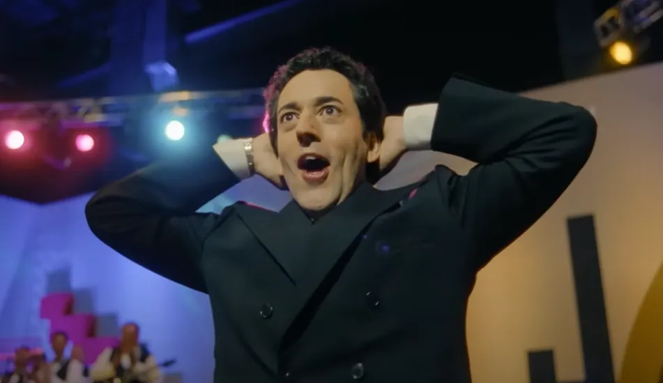 Luis Gerardo Méndez es el encargado de darle vida a la versión ficticia de Mario Bezares en la serie de Prime Video. Imagen: @PrimeVideoMX.