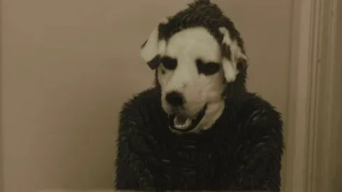 “Good boy” (Me, you and Frank) muestra como protagonista a un hombre que cree que es un perro.