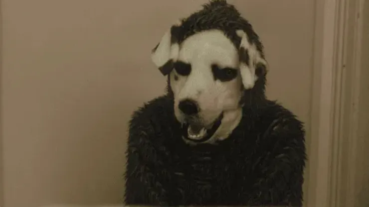 “Good boy” (Me, you and Frank) muestra como protagonista a un hombre que cree que es un perro.