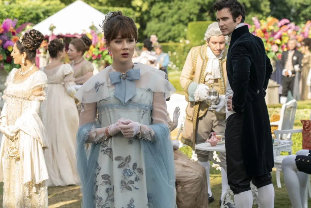 Claudia Jessie como Eloise Bridgerton y Luke Thompson como Benedict Bridgerton, en una escena de la serie. Imagen: Netflix.