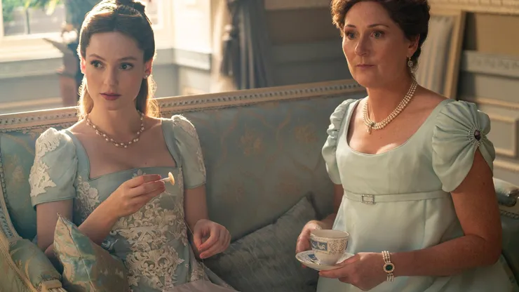 Francesca y Lady Violet, en una imagen de la más reciente temporada de Bridgerton.