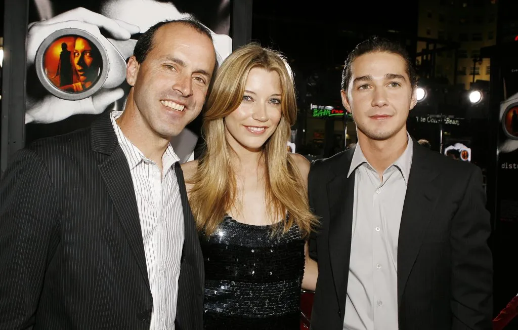 El director D.J. Caruso (izquierda) y los actores Sarah Roemer (izquierda) y Shia LaBeouf posan en el estreno de Paranoia, de Paramount Pictures en el Teatro Chino el 4 de abril de 2007 en Los Ángeles, California. Imagen: Getty Images.