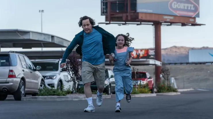 Rob Schneider dirige y protagoniza la película furor de Netflix.