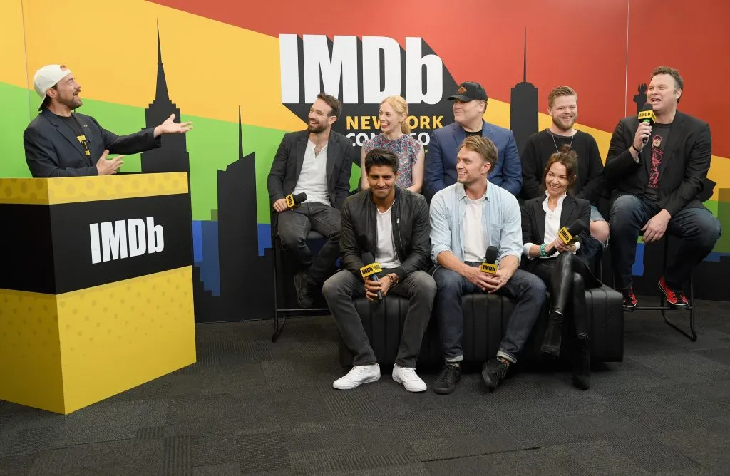 Charlie Cox, Deborah Ann Woll, Vincent D’Onofrio, Elden Henson, Erik Oleson, Jay Ali, Wilson Bethel y Joanne Whalley de Daredevil, y Kevin Smith (a la izquierda) cuando asistieron al panel de IMDb en la Comic-Con de Nueva York, en el Javits Center el 6 de octubre de 2018 en la ciudad de Nueva York. Imagen: Getty Images.