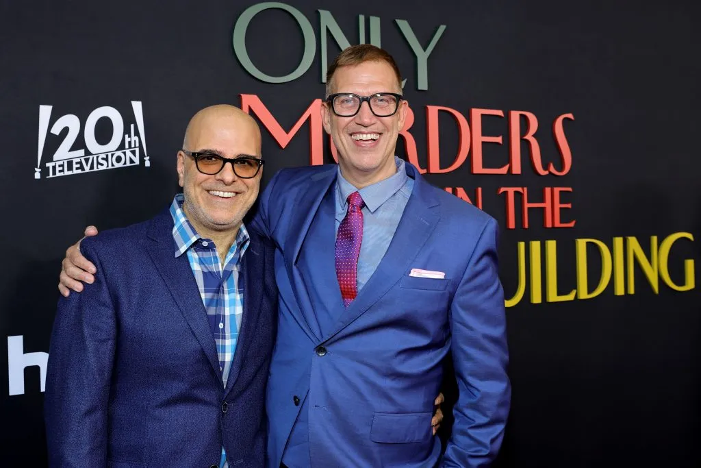 Tony Leondis posa junto a Jhon Hoffman, el showrunner de la serie, en la premier de la temporada 2 de Only Murders in the Building. Imagen: Getty Images.