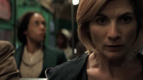 En la imagen vemos a la Doctora y al fondo, a Rosa Parks.