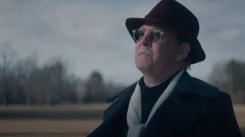 Tom Hollander brinda una actuación memorable en esta serie como Truman Capote.