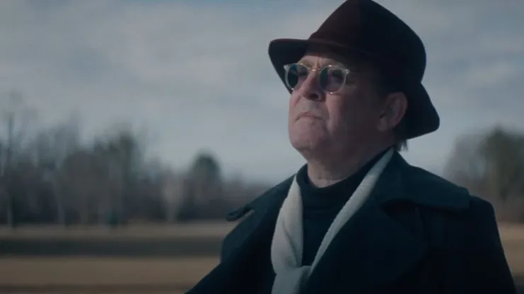 Tom Hollander brinda una actuación memorable en esta serie como Truman Capote.