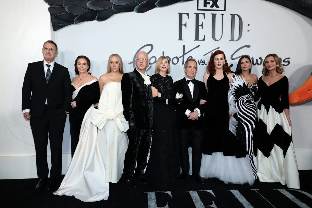 Jon Robin Baitz, Diane Lane, Chloe Sevigny, Ryan Murphy, Naomi Watts, Tom Hollander, Molly Ringwald, Demi Moore y Calista Flockhart asisten a la premier de Feud: Capote vs The Swans New York en el Museo de Arte Moderno, el 23 de enero pasado, en Nueva York. Imagen: Getty Images.