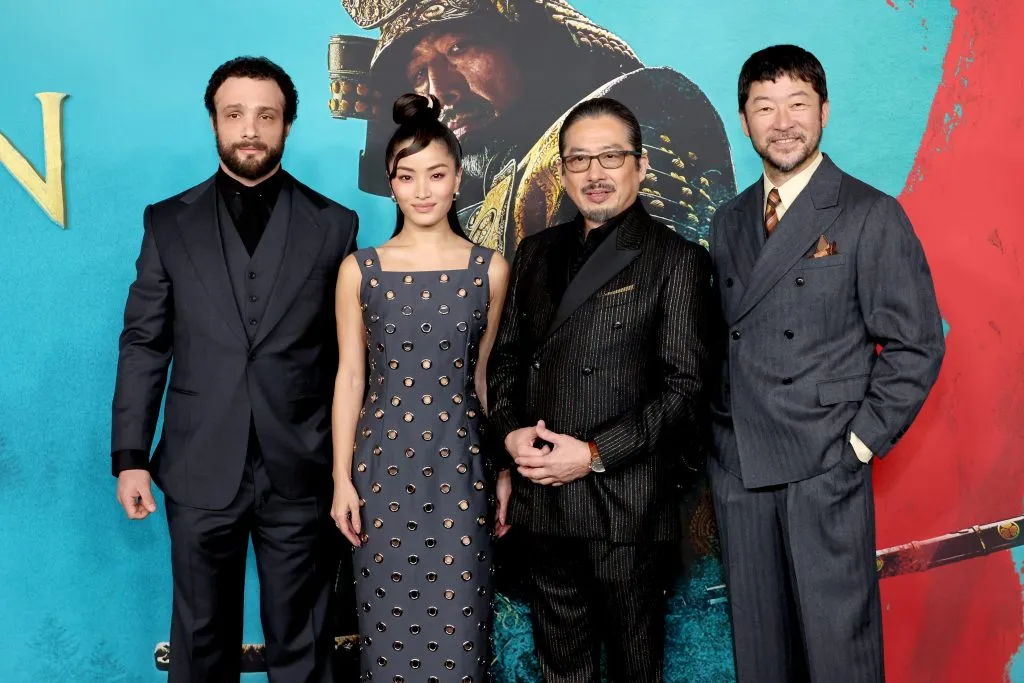 Cosmo Jarvis, Anna Sawai, Hiroyuki Sanada y Tadanobu Asano asisten al estreno en Los Ángeles de Shogun de FX en el Academy Museum of Motion Pictures, el 13 de febrero de 2024 en Los Ángeles, California. Imagen: Getty Images.