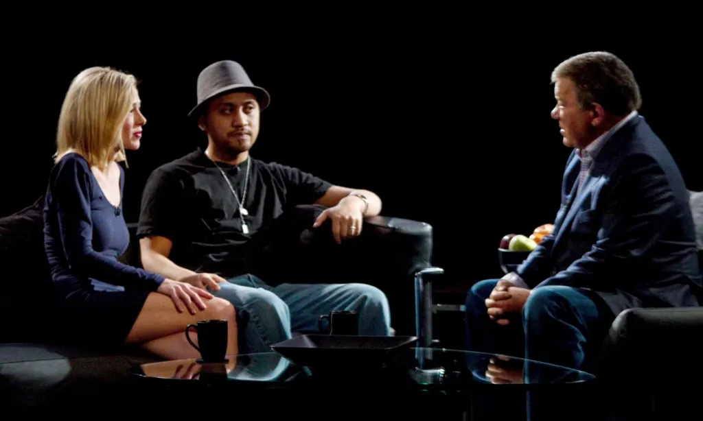 Mary Kay y Vili hablan de su relación ante William Shatner, en una entrevista. Imagen: El País.