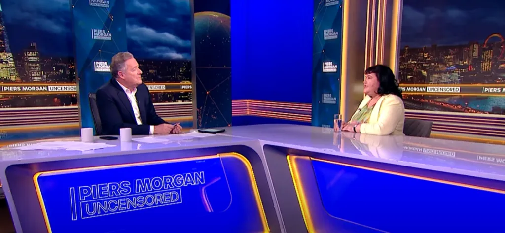 Piers Morgan entrevistó a Fionna Harvey, quien clama ser la “Martha Scott” de la vida real, que vimos en Bebé Reno. Imagen: @PiersMorganUncensored.
