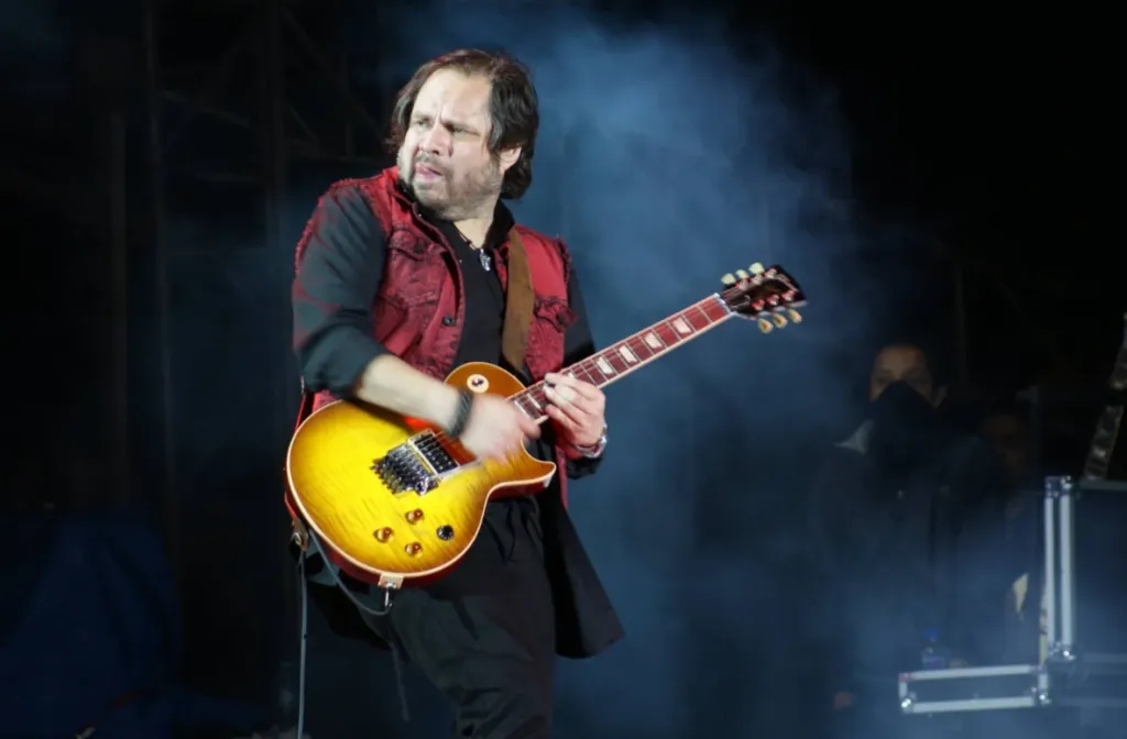 Lino Nava marcó a fuego a varias generaciones con su guitarra filosa e irreverente. Imagen: Proceso.