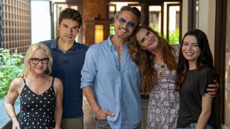 Rachael Harris, Sean Teale, Benjamin Bratt, Brooke Shields y Miranda Cosgrove forman parte del reparto principal.