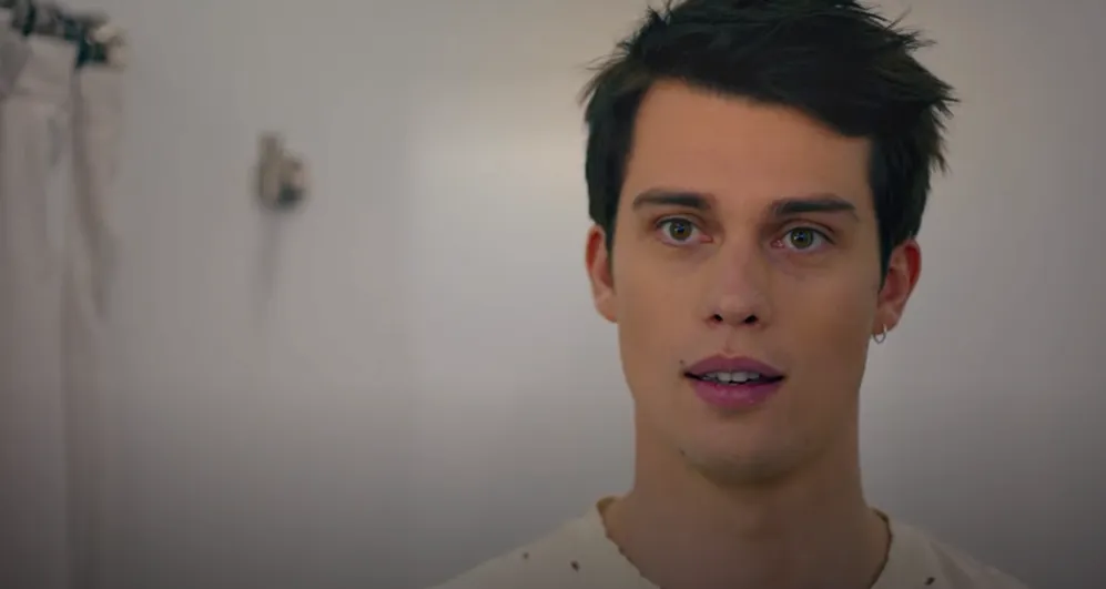 En el desenlace del libro, Hayes simplemente respeta el deseo de&nbsp;Solène y deja de buscarla. Imagen: @PrimeVideoMX.