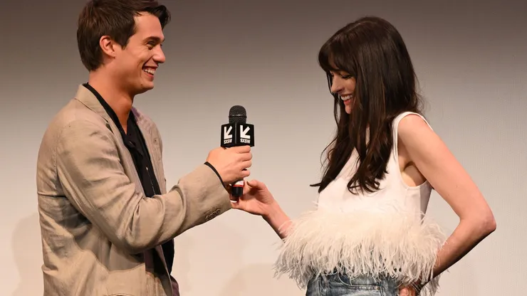 Nicholas Galitzine y Anne Hathaway han conquistado al público de Prime Video con La idea de ti.