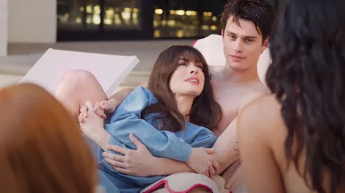 El romance entre Solène y Hayes tiene un desenlace muy distinto al del libro.