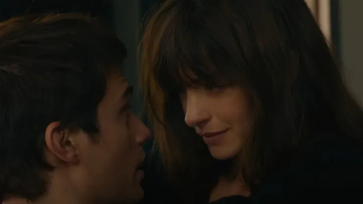 Anne Hathaway y Nicholas Galitzine protagonizan esta historia que se ha colocado como la favorita en Prime Video.