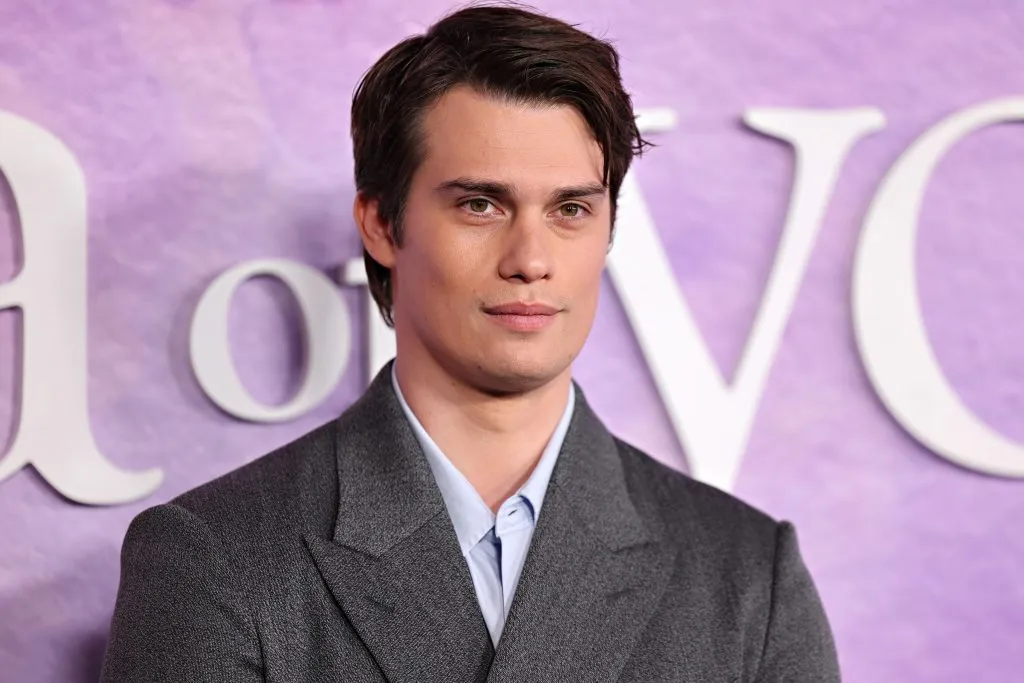 Nicholas Galitzine interpreta a Hayes Campbell, quien se enamora perdidamente de Solène, quien le lleva varios años de edad. Imagen: Getty Images.