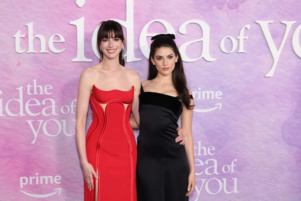 Anne Hathaway y Ella Rubin asisten al estreno en Nueva York de La idea de ti, de Prime Video en el Jazz at Lincoln Center el 29 de abril de 2024 en Nueva York. Imagen: Getty Images.