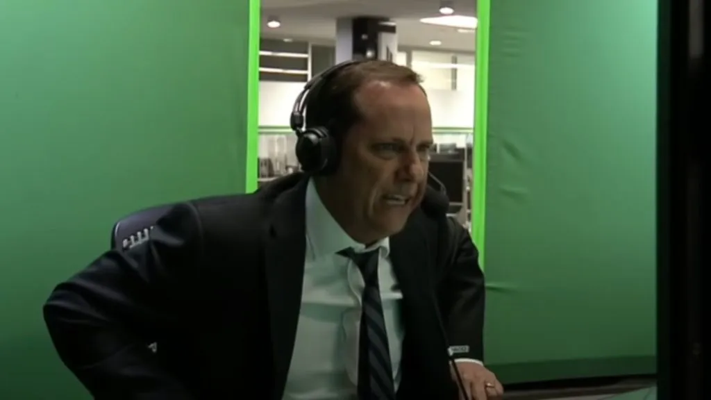 Paco Villa en una de sus transmisiones, dejando el alma en la voz al narrar el triunfo de su querido equipo, el Cruz Azul. Imagen: @TUDNMexico.