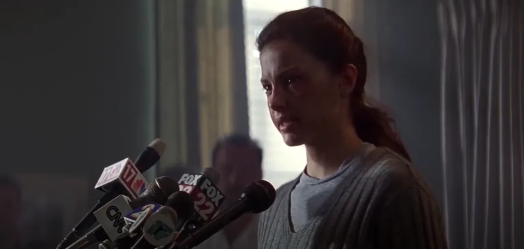 Kate es quien ayuda a Alex a atrapar al peligroso Casanova. Imagen: @TrailerTrackerEnglish.